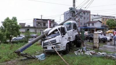 交通事故撞断电杆 电力员工雨中上阵保供电