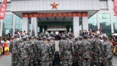 我县首批35名新兵启程奔赴军营 