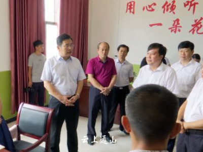 丁小强来我县看望慰问一线教职员工