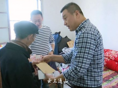 武汉爱心企业来我县走访慰问福利院老人 