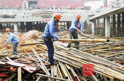 咸宁日报——图文：通山文体中心加紧施工