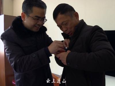 带着人民心声参会 人大代表陆续报到