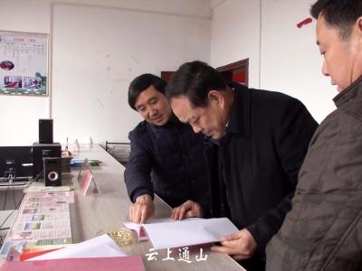 省人大教育科学文化卫生委员会副主任委员刘传铁来我县调研 