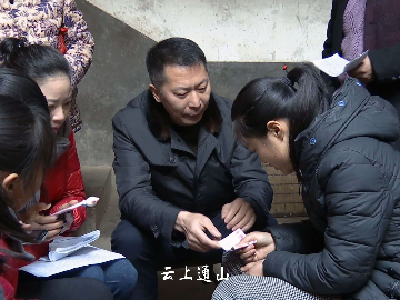 县扶贫办赴驻点村走访慰问贫困群众
