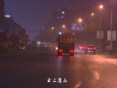 除夕夜：环卫工人冒雨坚守街道 全员上岗守护城市美丽