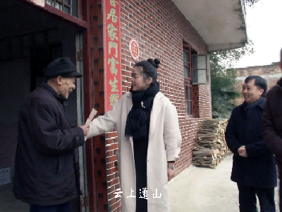 张晓丹赴南林桥镇走访慰问困难户