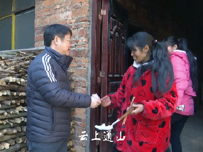 县领导赴驻点村走访慰问贫困群众