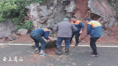 县交通公路部门积极抢修水毁路段  