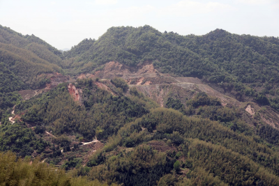 长江云、云上咸宁——湖北通山：国家级风景区内硅石废矿区变成绿色洼地  