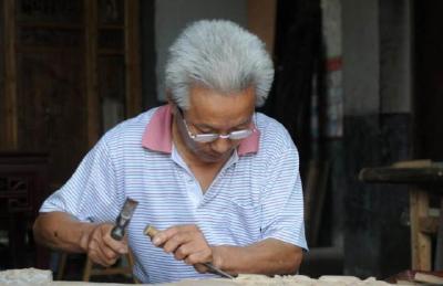 通山木雕：它是“木板上的刺绣”，一刀一凿尽显繁华