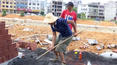 长江云——【高温下的劳动者】烈日下的坚守  走近高温下的建筑工人