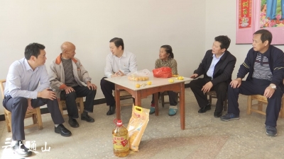 省纪委机关到我县开展“扶贫日”结对走访贫困户活动     