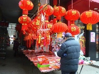 买对联  备年货！通山街头年味正浓