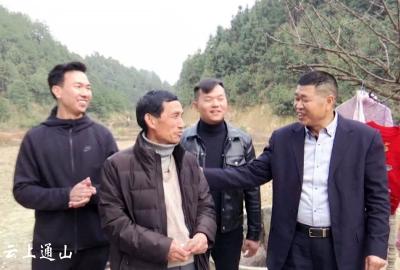 北京通山商会情系困难户走访慰问暖民心  