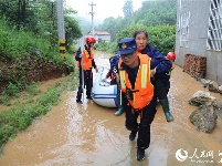 长江云——湖北通山：消防员利用橡皮艇救出9名老人