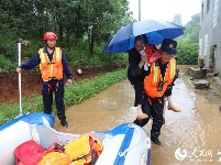 长江云——湖北通山：消防员利用橡皮艇救出9名老人