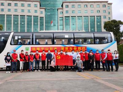 长江云——深圳12辆“爱心大巴”飞奔通山接工友