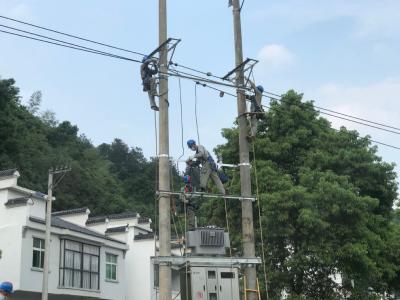 长江云——货车撞断电杆  供电公司13个小时抢修恢复供电