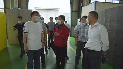 长江云——【一手抓防控 一手抓发展】V视 | 石玉华化身“服务员”    为企业排忧解难