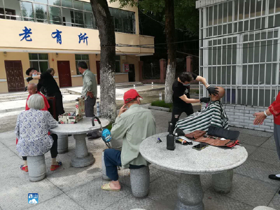 长江云——美发志愿者走进光荣院   为老人义务理发
