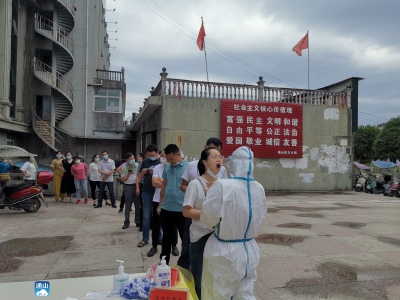 长江云——通山卫健局积极组织单位职工进行核酸检测
