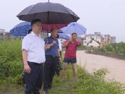 长江云——V视丨陈洪豪冒雨检查指导防汛工作
