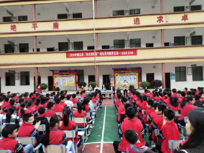 团县委  县妇联：普法宣传进校园   关爱明天青春护航