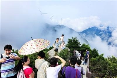 咸宁日报——九宫山免门票以后 游客多了　生意火了　老板笑了