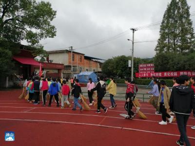 厦铺镇中学开展清扫街道活动