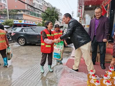 关爱环卫工人  少数民族同胞在行动