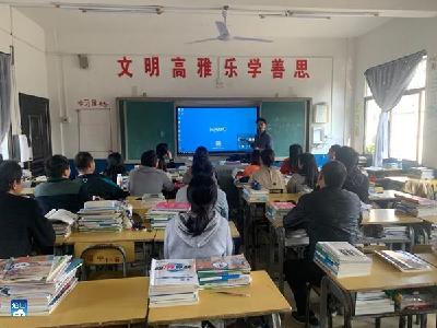 杨芳中学：争做信息化教育的“领跑者”