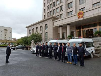 长江云——节日抓“老赖”  通山法院国庆假日开展执行大行动  