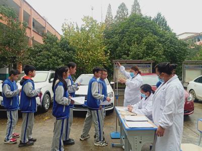 杨芳中学开展学生免费健康体检活动