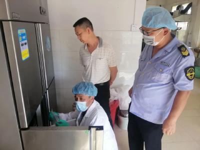 筑牢疫情防控防线 确保群众吃得安全 通山县市场监管局开展冷链食品专项检查