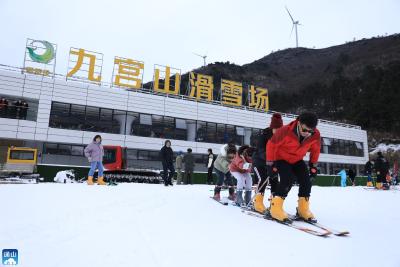 赏雪滑雪两不误 通山九宫山开启滑雪季