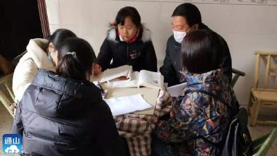 九宫山镇富有中学走乡串户访桃李