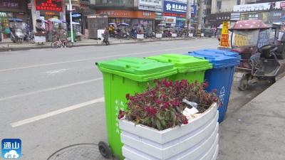 【城市管理监督岗】V视 | 痛心！老城区绿色景观带成为了市民的垃圾堆放处