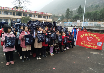 万家学校：咸宁市阳光助困协会为女童送温暖