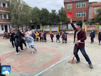 九宫一小教职工举行“战疫情   促健康”拔河比赛