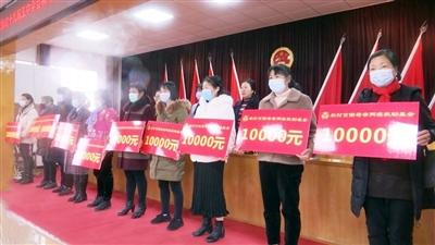 咸宁日报——通山县妇联举行“农村贫困母亲两癌救助金”发放仪式