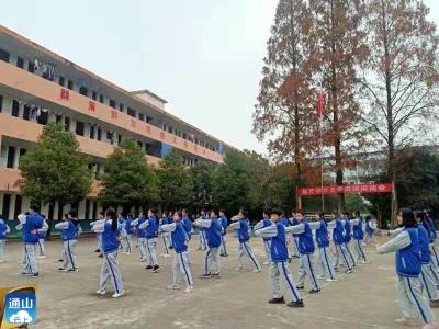 强健体魄  抵御疫情——杨芳中学举行第24届冬季田径运动会  