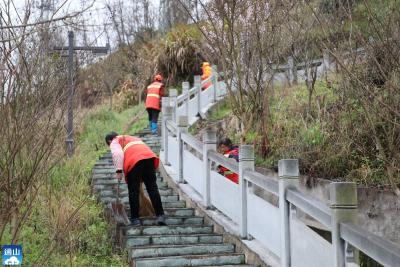县城管局：及时回应市民关切   第一时间行动清除垃圾死角