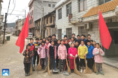 黄沙铺镇万家学校：弘扬雷锋精神  打扫万家街道  