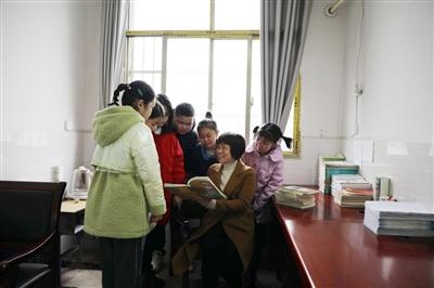 咸宁日报——咸宁名师陈通华:烛光里的“妈妈”