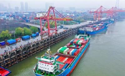 我国内河最大集装箱船在武汉首航
