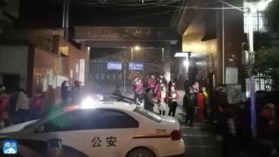 厦铺镇“护学岗”保开学平安稳定