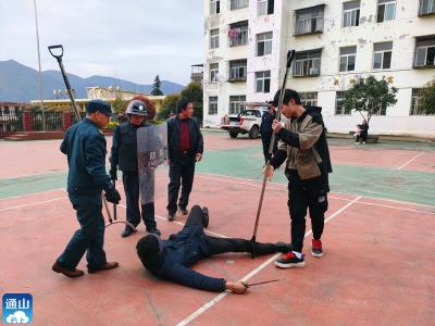 反恐防暴警钟鸣 校园安全保和谐 