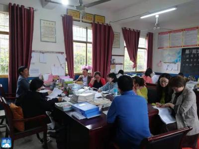 闯王镇中心学校开展联校教研活动
