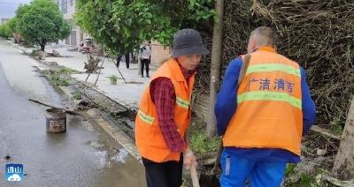 九宫山镇：环卫夫妻携手  扮靓家乡路