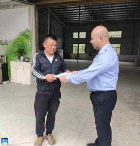 【优化营商环境】当好“店小二”  杨芳市场监督管理所 送“证”上门  